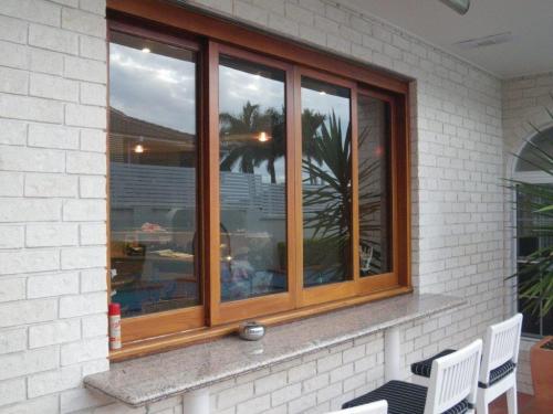 Sliding kitchen window + servery ledge leads directly into the unfenced pool zone