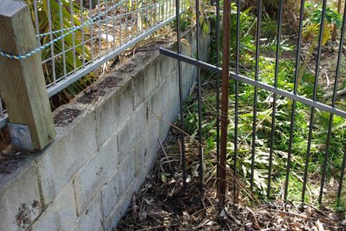 Make shift fence provides footholds to metal fence – I couldn’t work out why it was there