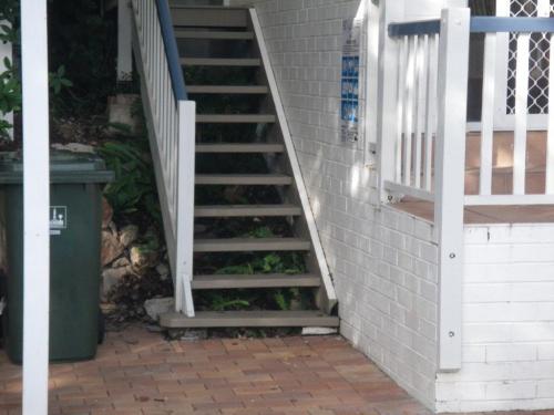 Another house with no pool fence, but it does have a CPR sign