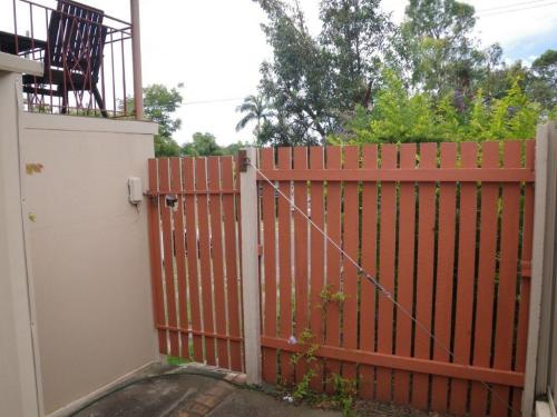 Yet another non-compliant gate between the street & the pool zone which is secured only with a barrel bolt & a padlock – note the climbable 45 degree adjustable brace & the vertical gaps between the palings which exceed the maximum allowable gap of 10mm.