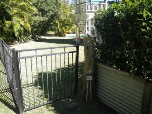 It might be a acreage block in suburbia but this gate swings inwards, does not self-close & self-latch, has a scalable electric power point nearby and the corrugated fence panel on the right is 900mm high