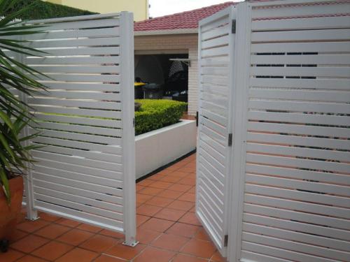 Expensive aluminium fence adjacent to otherwise unprotected pool zone isn’t fitted with self-closing or self-latching hardware